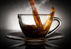 Kaffeeflecken auf Tischmolton