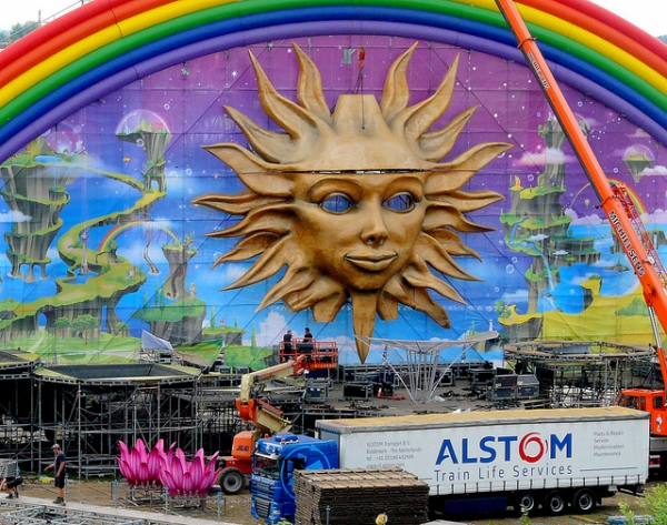 Bühnenverkleidung aus bedruckter Bühnengaze Tomorrowland Festival
