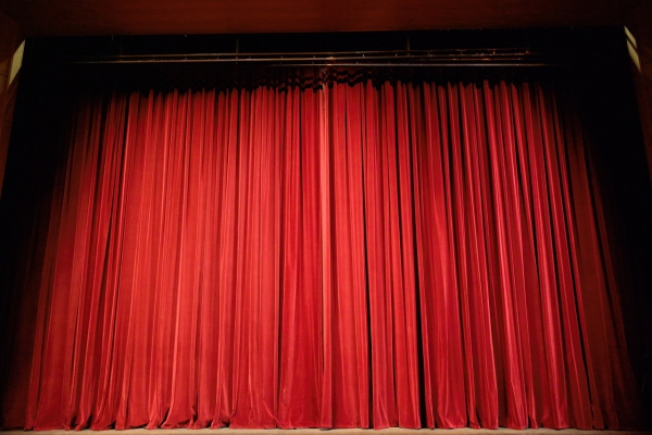 Theatervorhang aus rotem Bühnenmolton